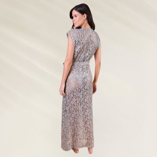 Kimono longo transparente Despi com estampa de renda e manga curta, ideal para compor looks elegantes