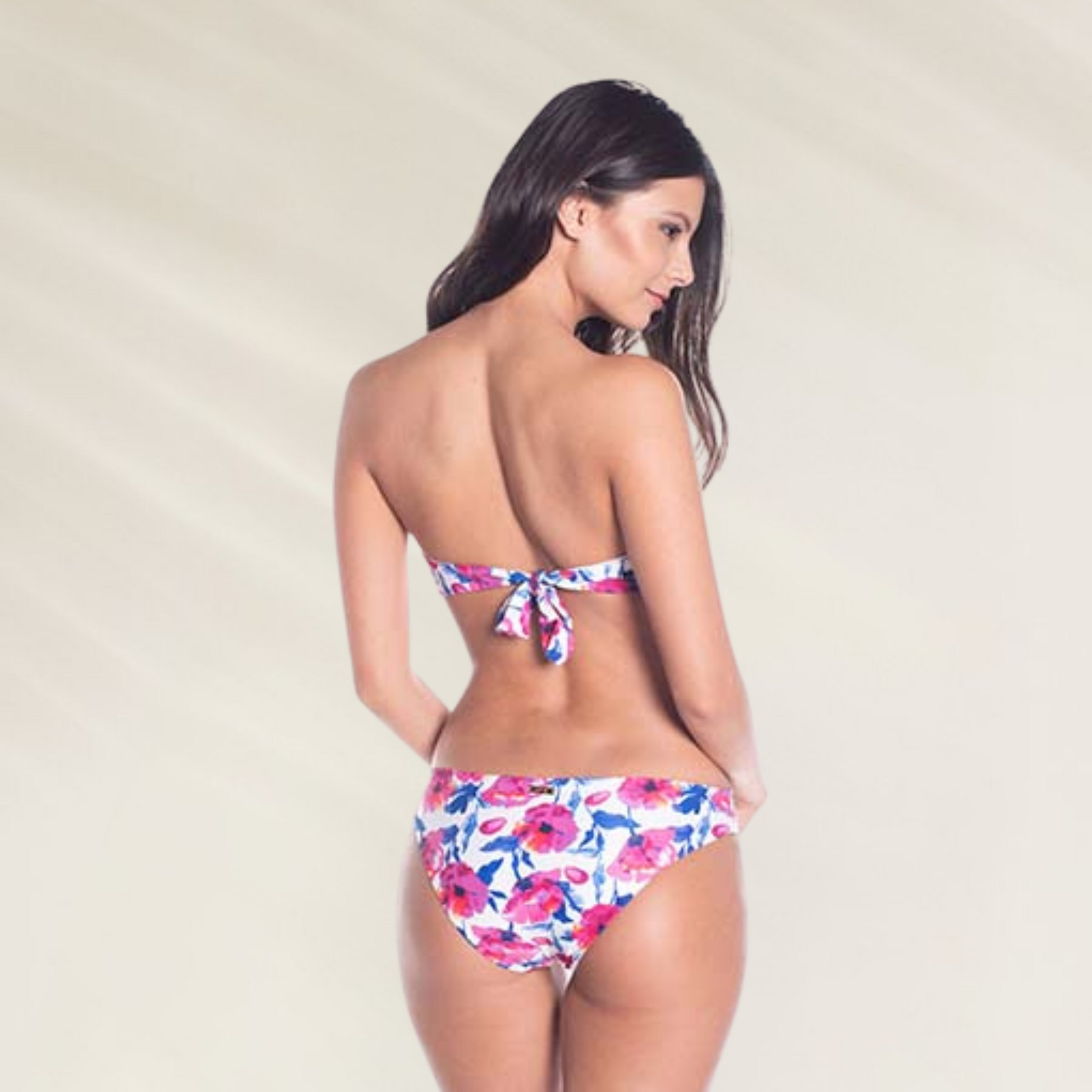 Mulher usando biquíni Cai Cai Estampado – Saha com estampa floral colorida vista de costas