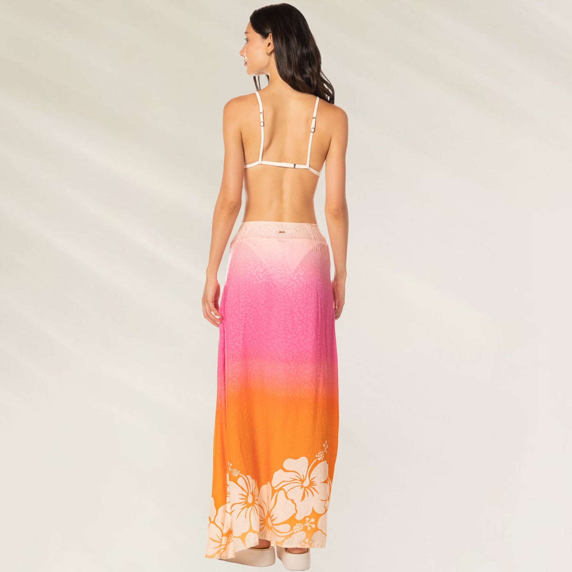 Saia Comprida Savage Bloom Bianca em degrade rosa e laranja com estampa floral na parte inferior