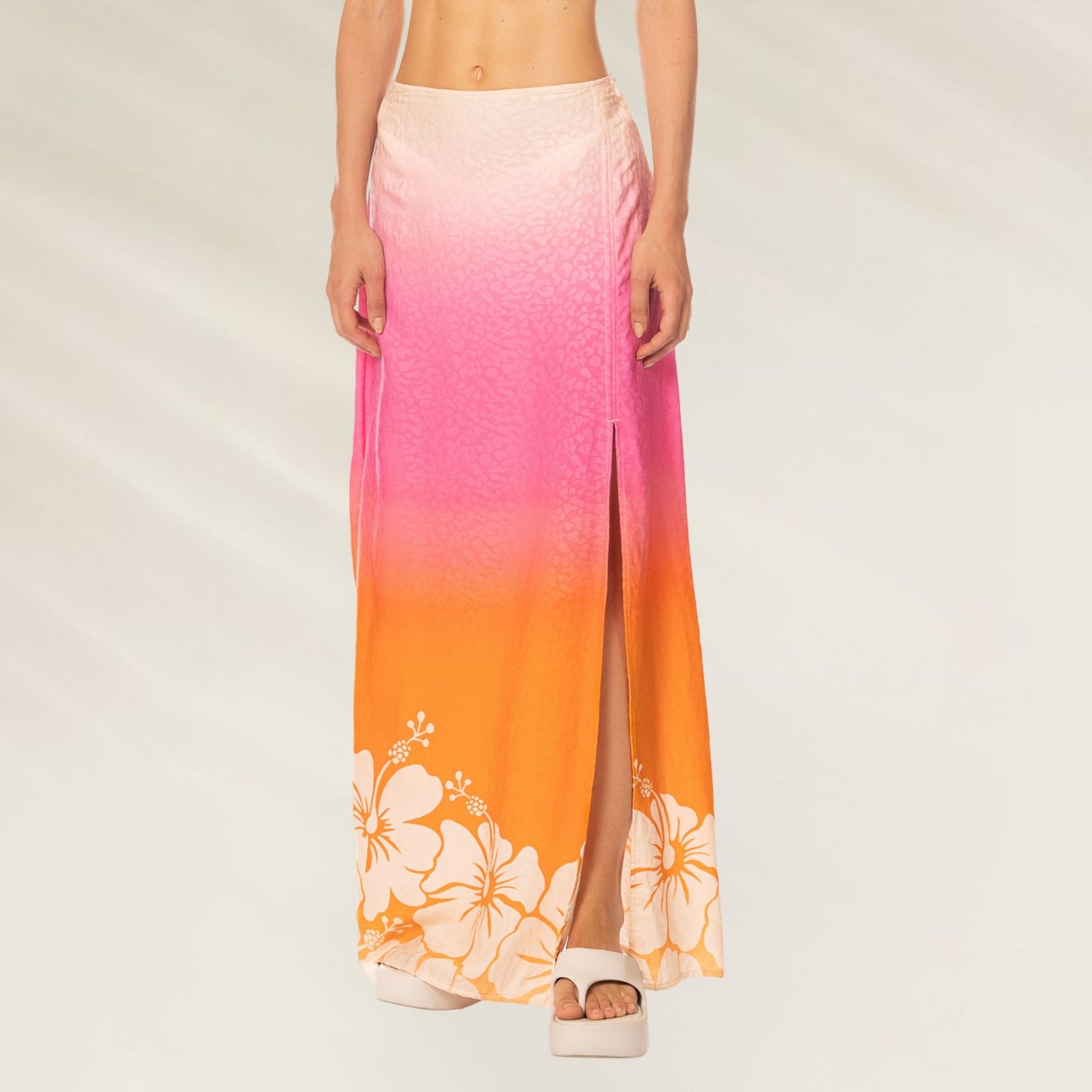 Saia Comprida Savage Bloom Bianca com estampa floral em tons de rosa e laranja, ideal para o verão.