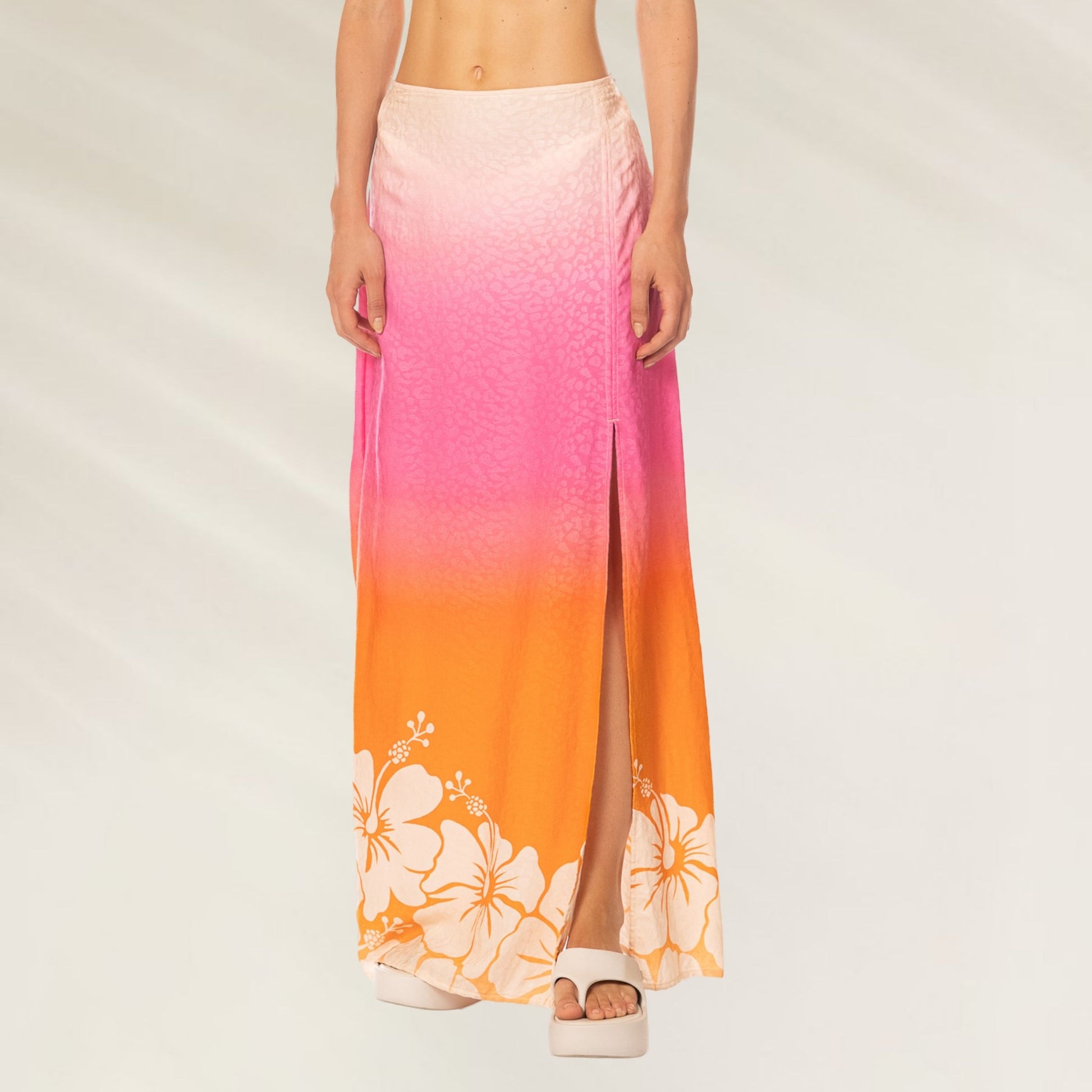 Saia Comprida Savage Bloom Bianca com estampa floral em tons de rosa e laranja, ideal para o verão.