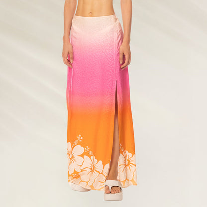 Saia Comprida Savage Bloom Bianca com estampa floral em tons de rosa e laranja, ideal para o verão.