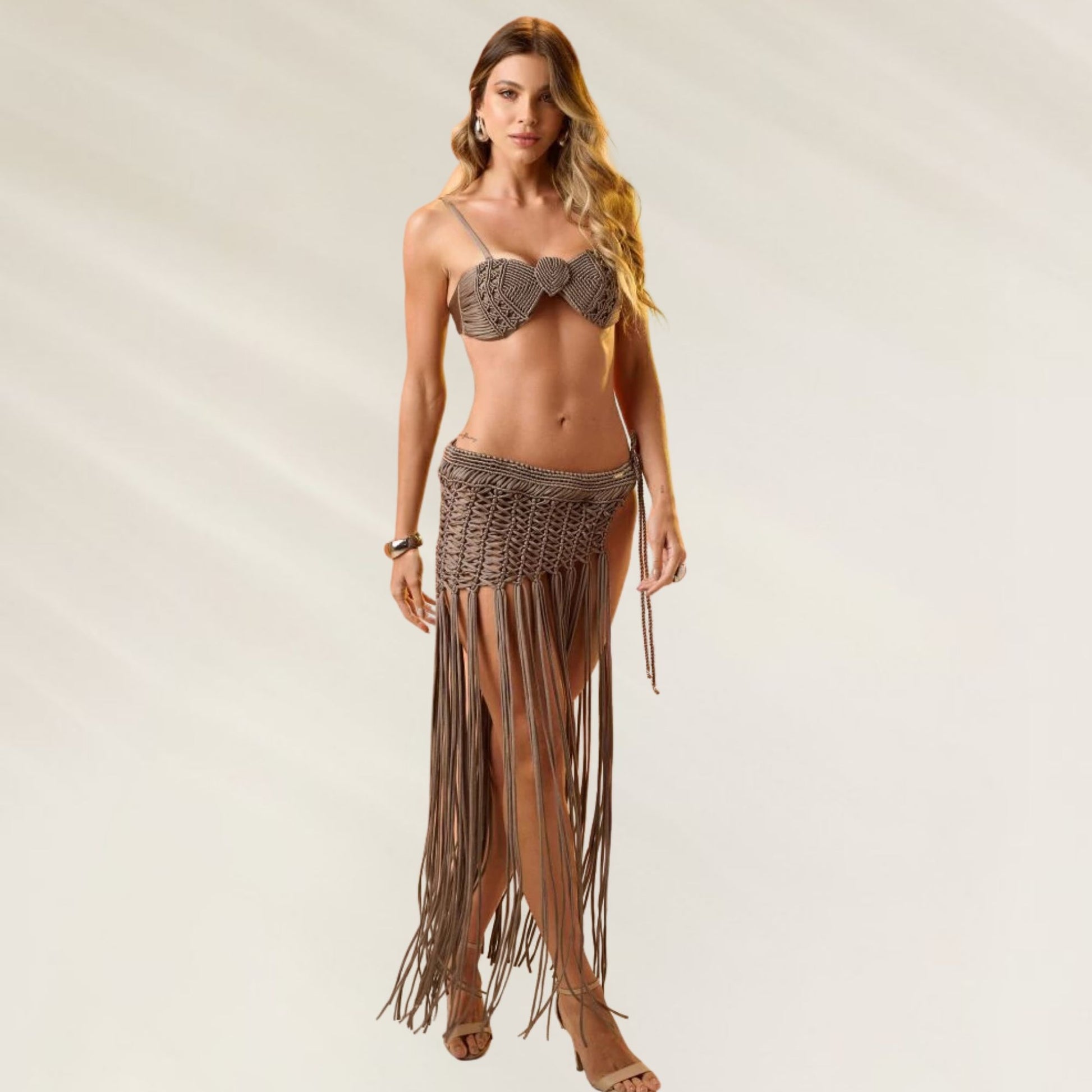 Modelo usando Saia em Macramé com Franjas Taupe, ideal para looks de verão e praia