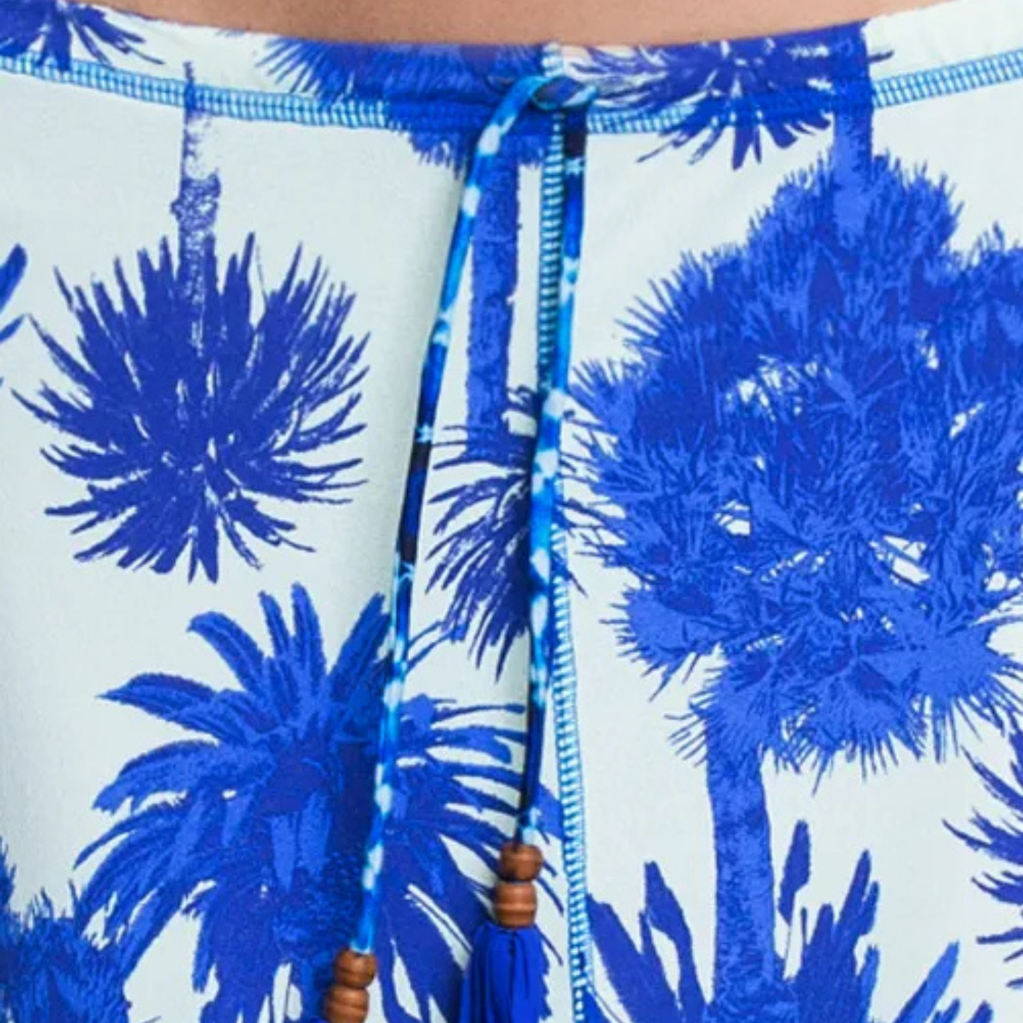 Detalhe da Saia Longa Blue Lagoon da Maaji com estampa de palmeiras em tons de azul