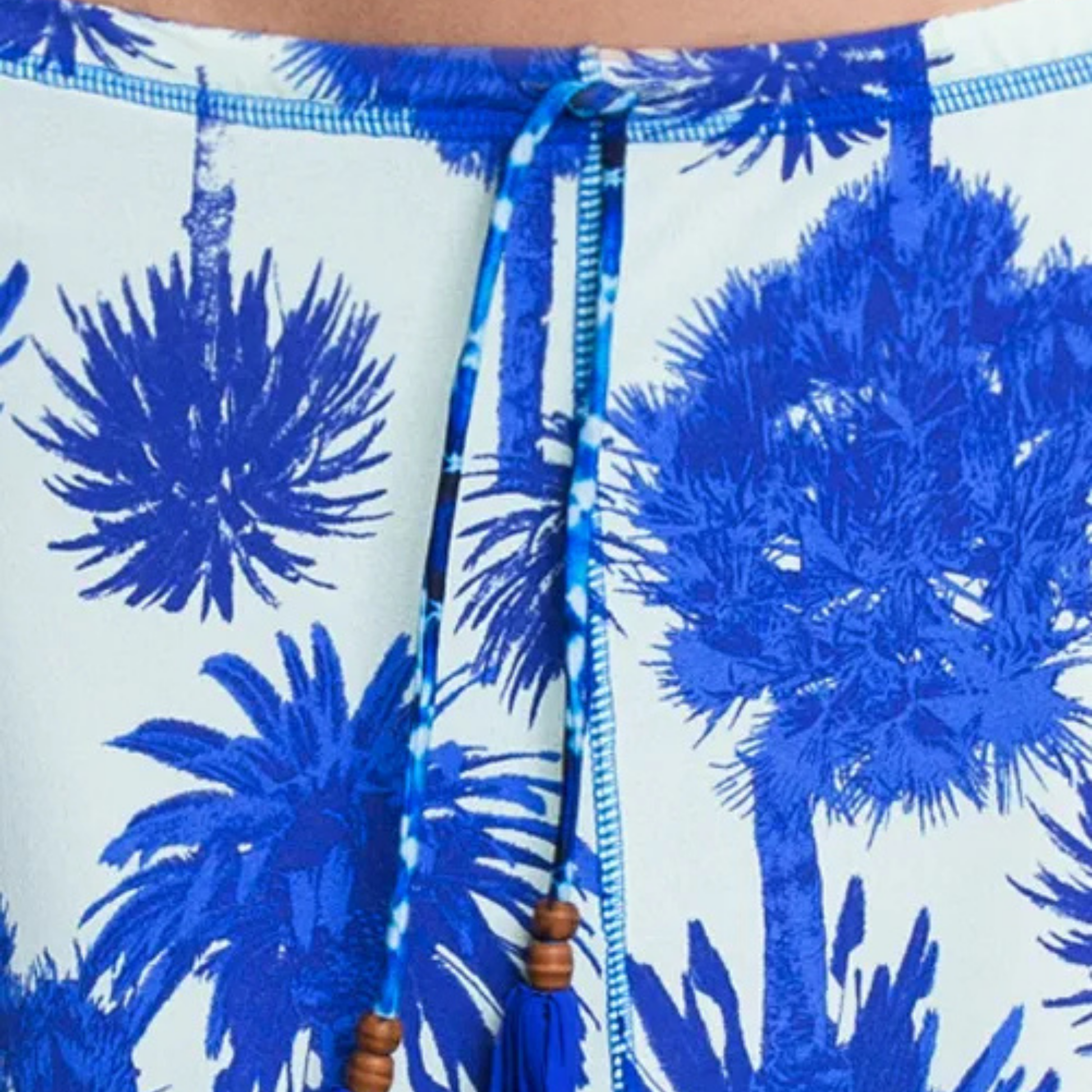 Detalhe da Saia Longa Blue Lagoon da Maaji com estampa de palmeiras em tons de azul