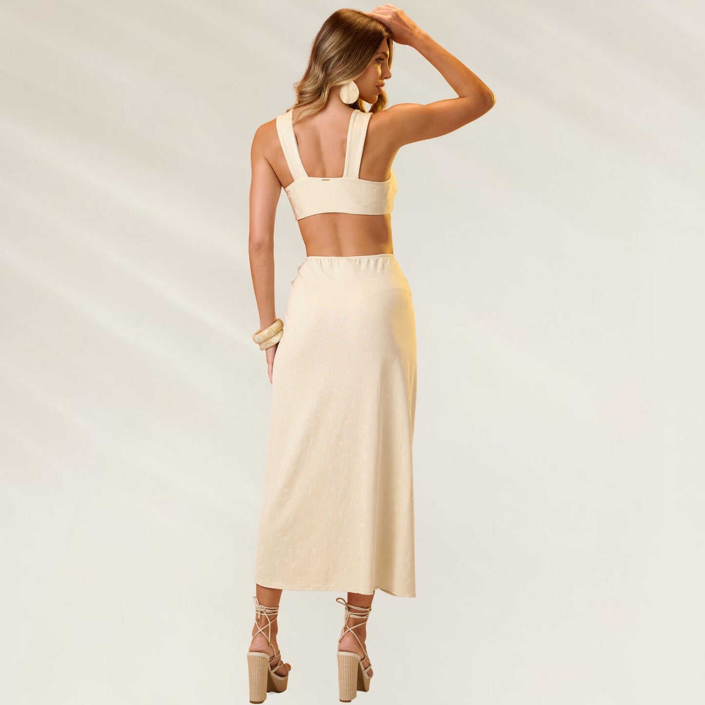 Saia Midi Golden Hour em tom claro com ajuste na cintura e detalhes elegantes nas costas