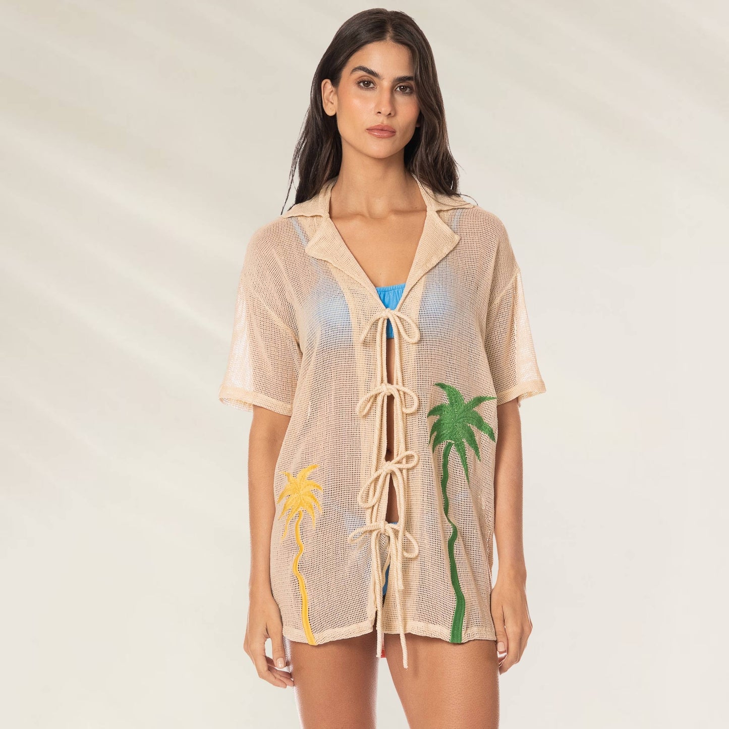 Saída de Praia Curta Nika da Maaji com estampa de palmeiras e fecho frontal para looks de verão