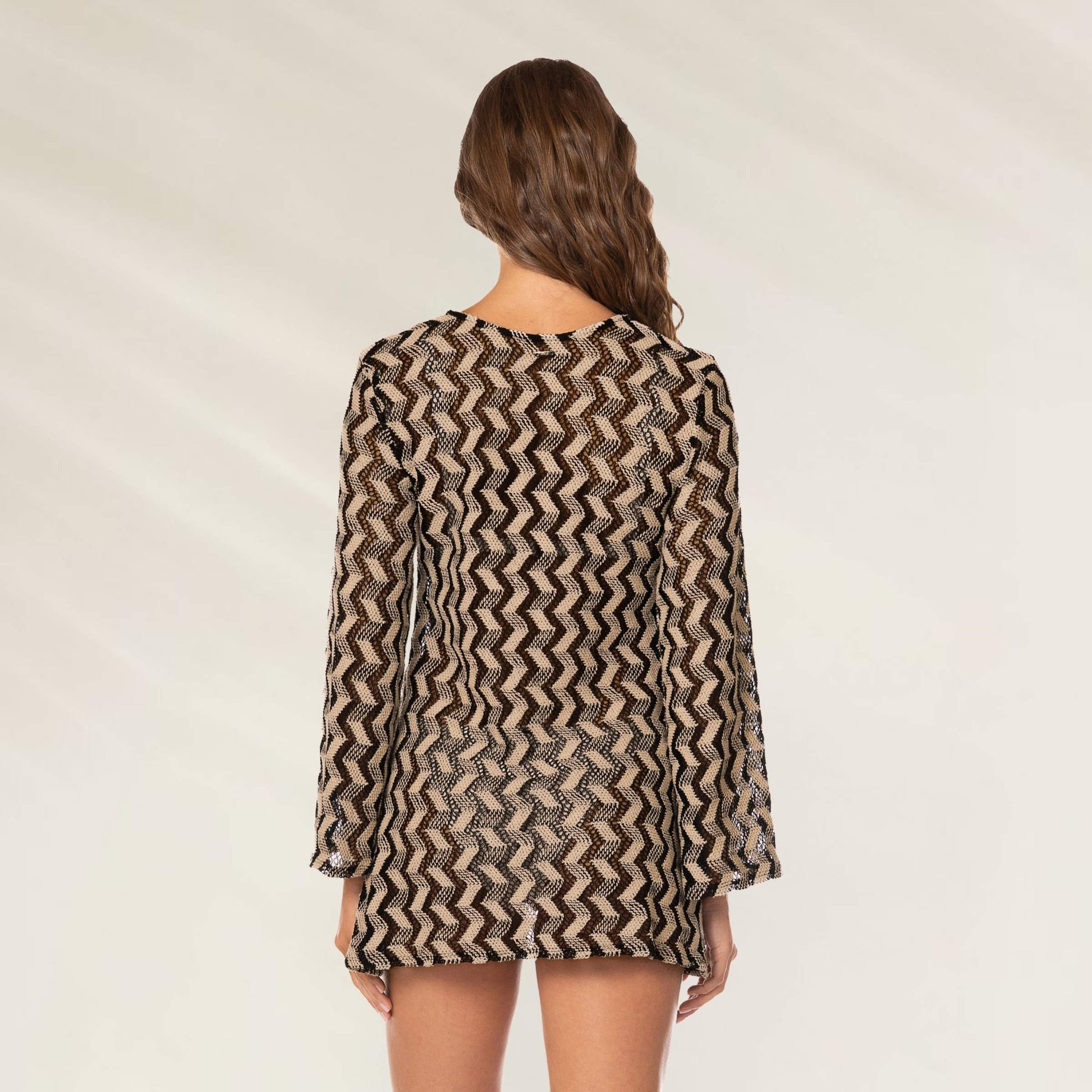 Saída de Praia Yoko Preto da Maaji com estampa zig-zag e manga longa para looks de verão