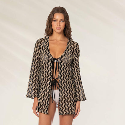 Saída de Praia Yoko Preto da Maaji com estampa em zig-zag e laço na frente para um look sofisticado