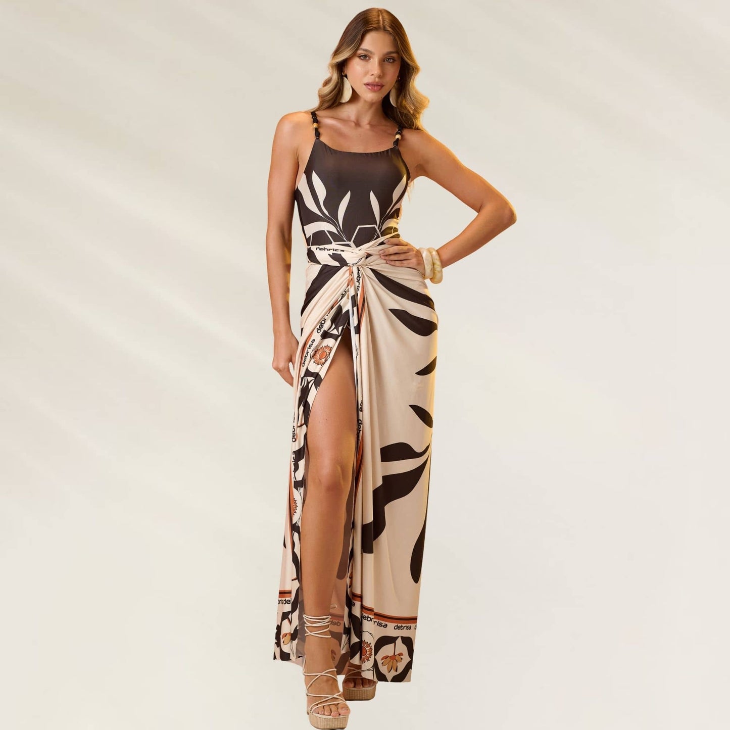 Mulher usando Sarong Praia Favos do Sol com estampa tropical e fenda elegante