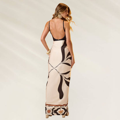 Mulher usando um sarong praia favos do sol com estampa elegante em fundo claro