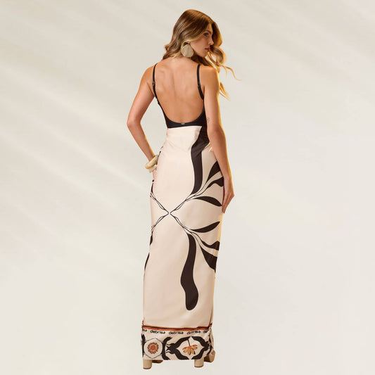 Mulher usando um sarong praia favos do sol com estampa elegante em fundo claro