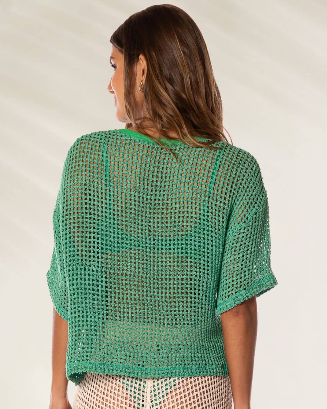 T-shirt croché tropical de inspiração latina em verde, com design leve e solto para dias ensolarados