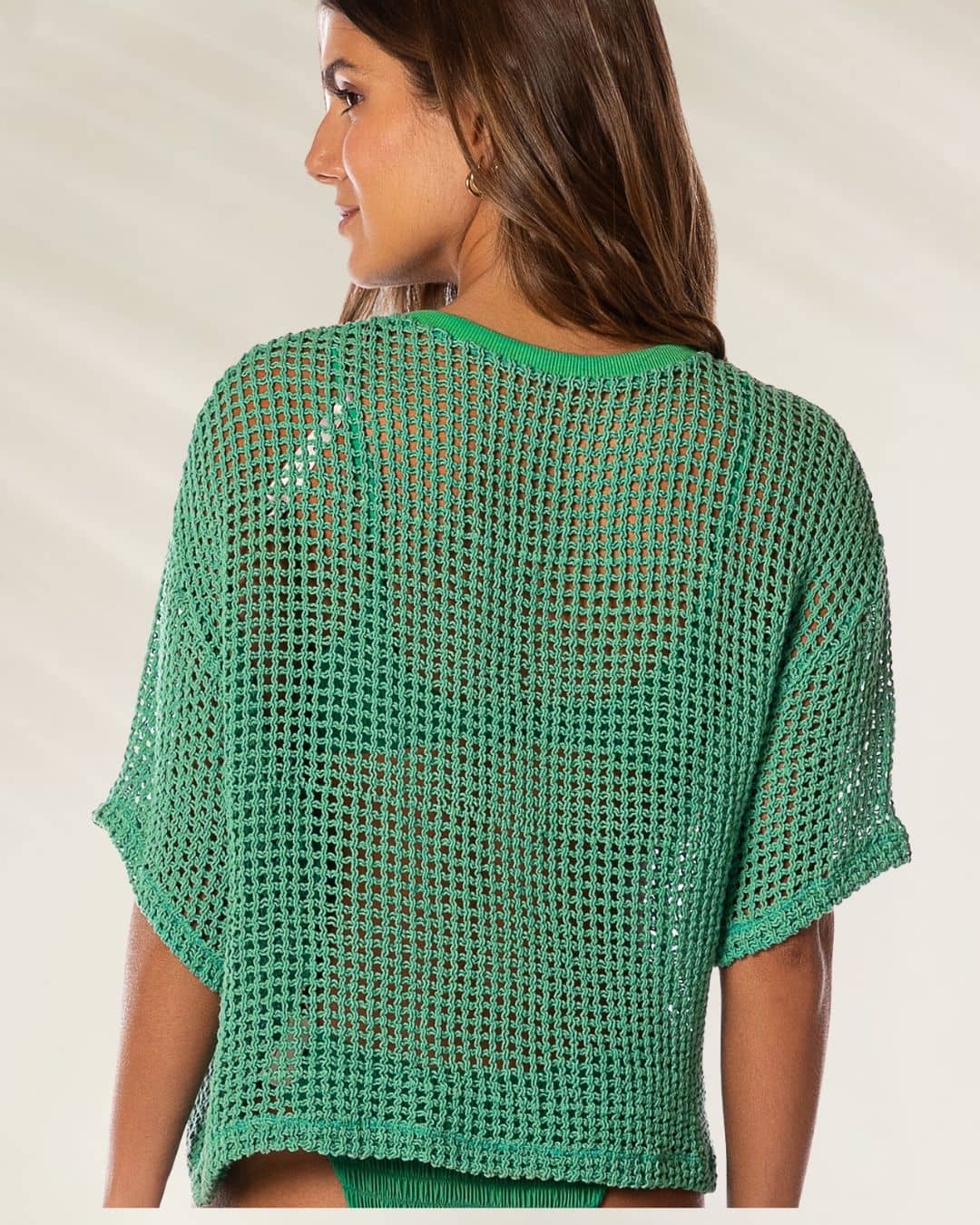 T-shirt croché tropical de inspiração latina em verde com design leve e arejado