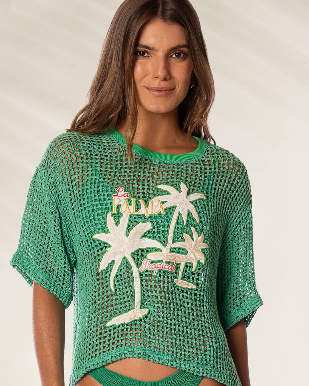 T-shirt croché tropical de inspiração latina em verde com estampa de palmeiras brancas