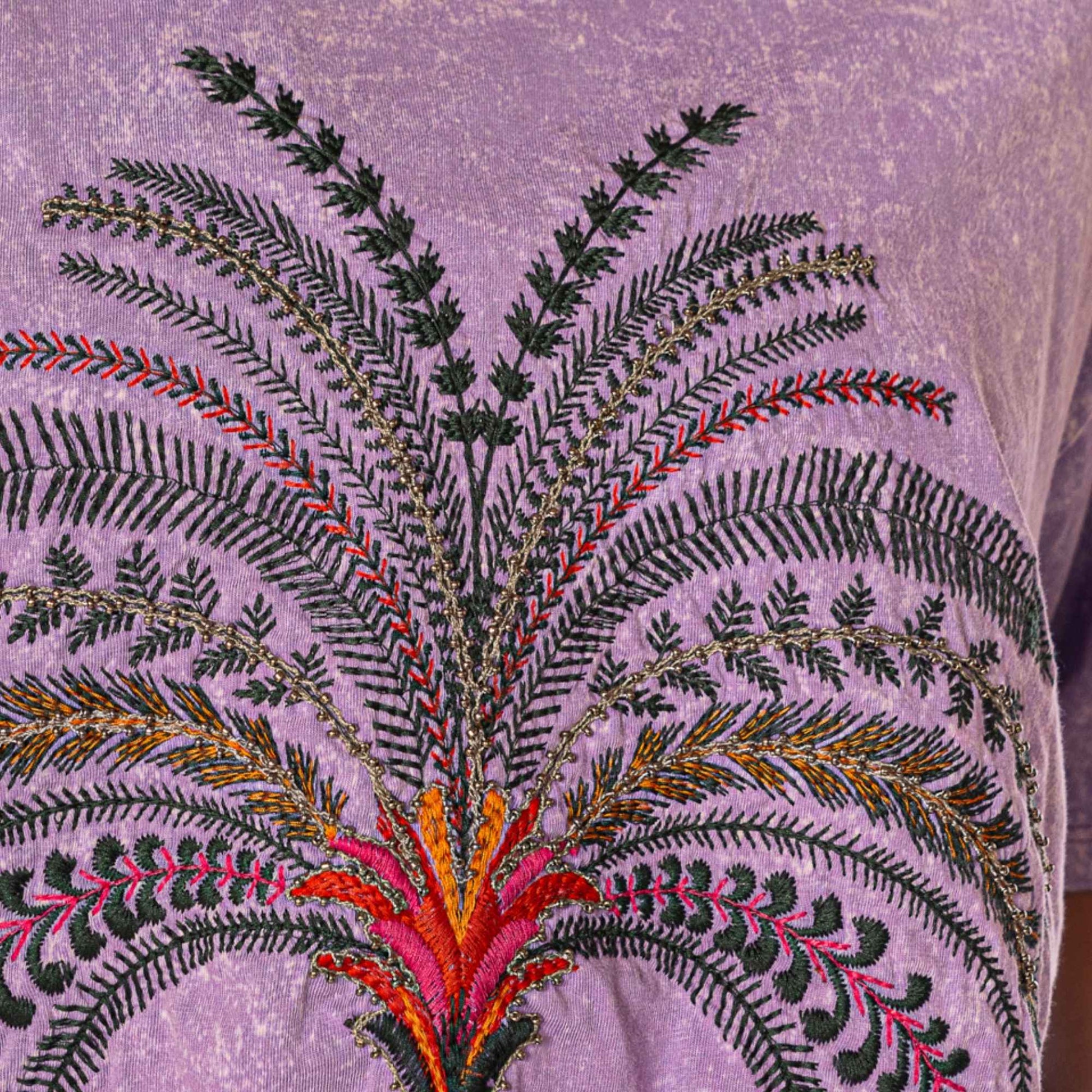 T-Shirt Lavender Azalea da Maaji com detalhes de bordado colorido em design floral vibrante