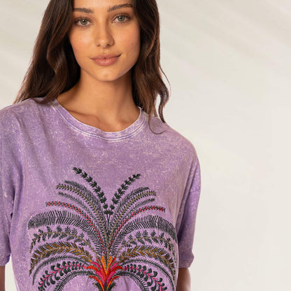 T-Shirt Lavender Azalea da Maaji com estampa vibrante de folhagem e cores tropicais
