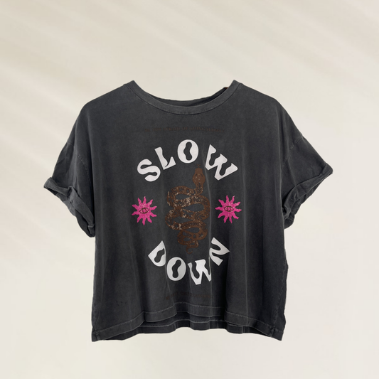 T-Shirt oversized Malai slow down em algodão na cor preta com estampa colorida e manga curta