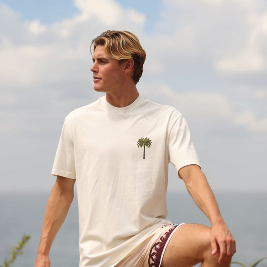 T-Shirt Solasta Algodão branca com estampa de palmeira, ideal para looks casuais de verão