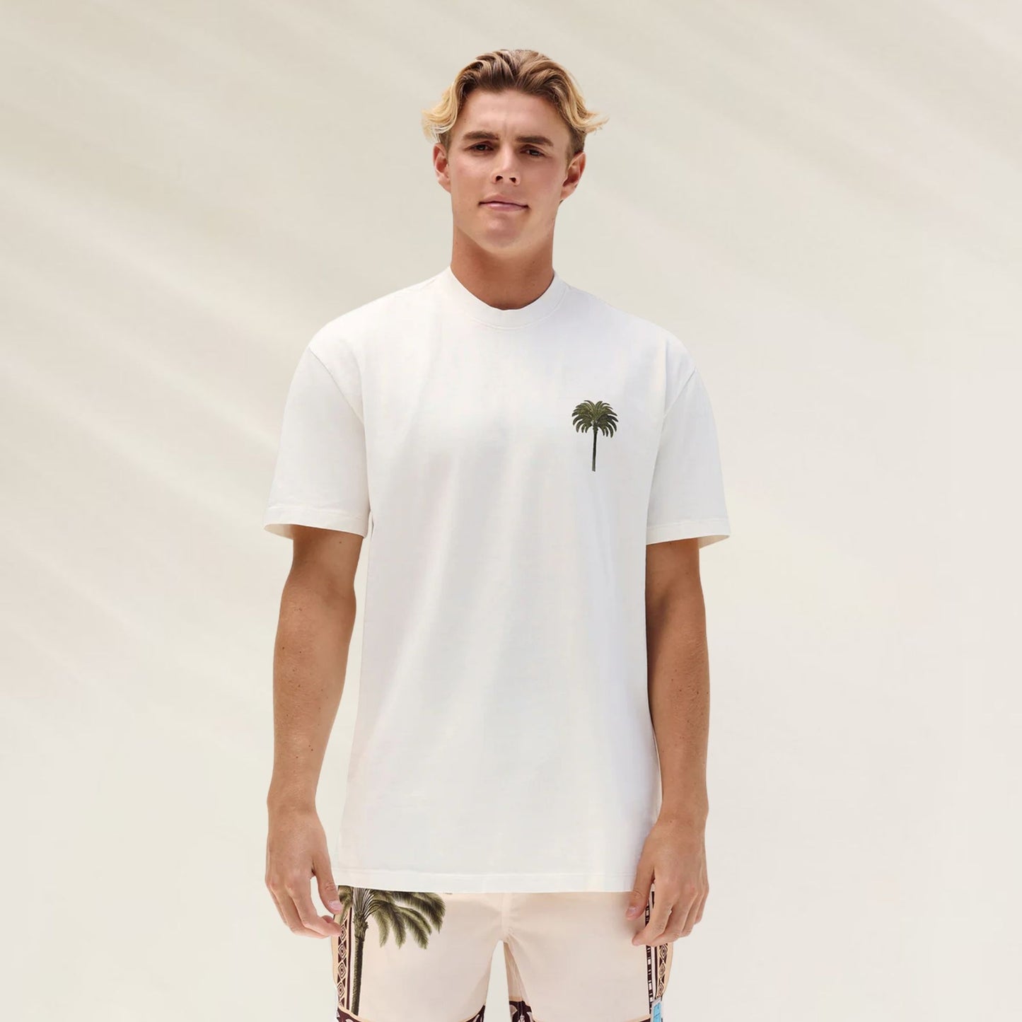 T-Shirt Solasta Algodão branca com estampa de palmeira, ideal para dias ensolarados e confortáveis