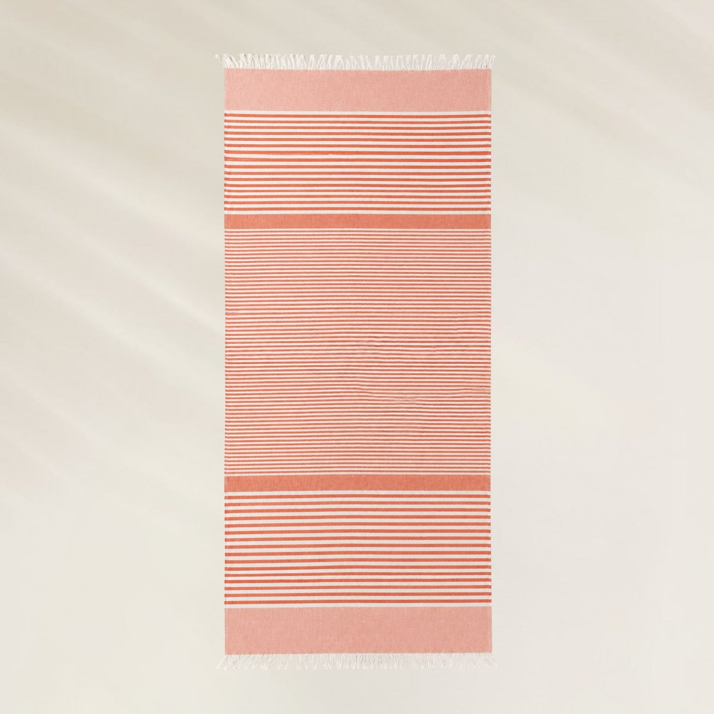 Toalha de Praia Kalua Toalha Coral Stripes com listras elegantes e franja nas extremidades