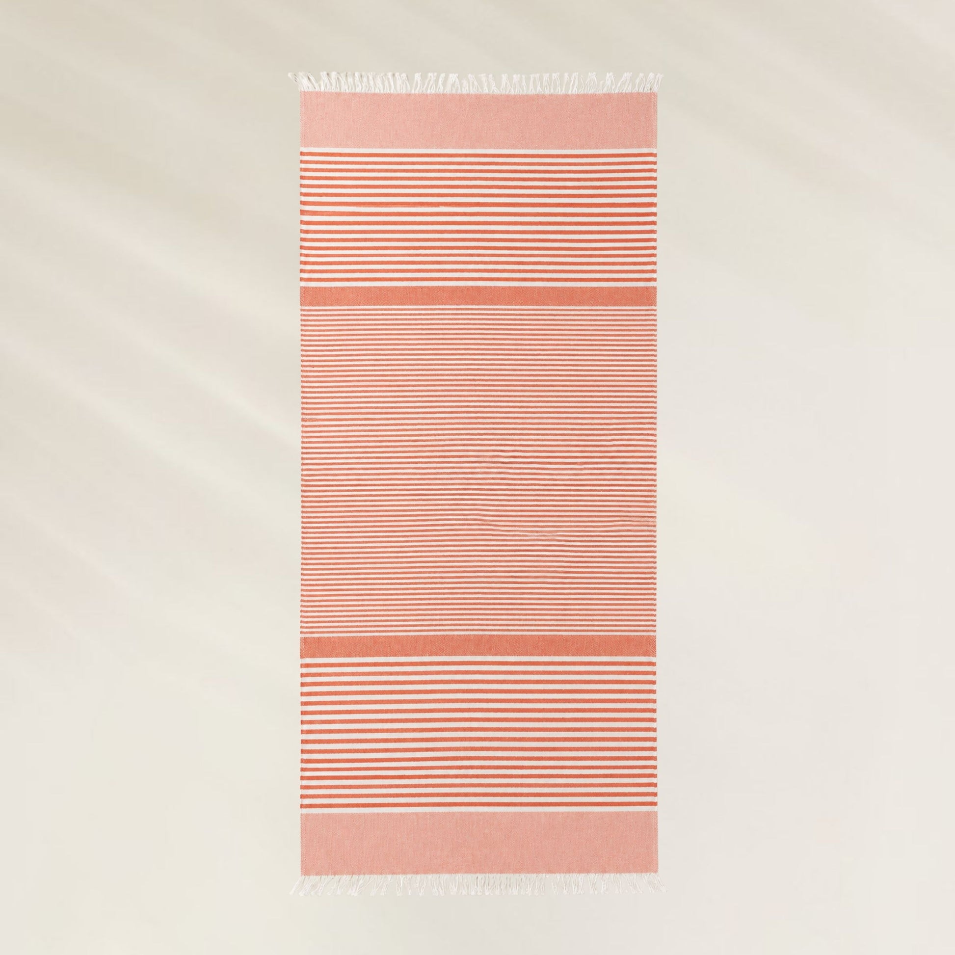 Toalha de Praia Kalua Toalha Coral Stripes com listras elegantes e franja nas extremidades