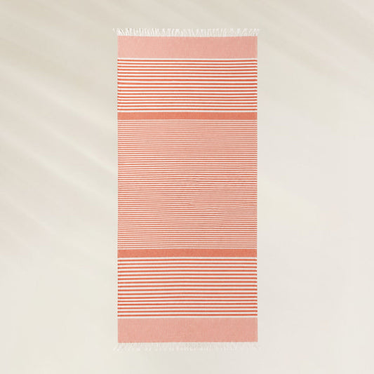Toalha de Praia Kalua Toalha Coral Stripes com listras elegantes e franja nas extremidades