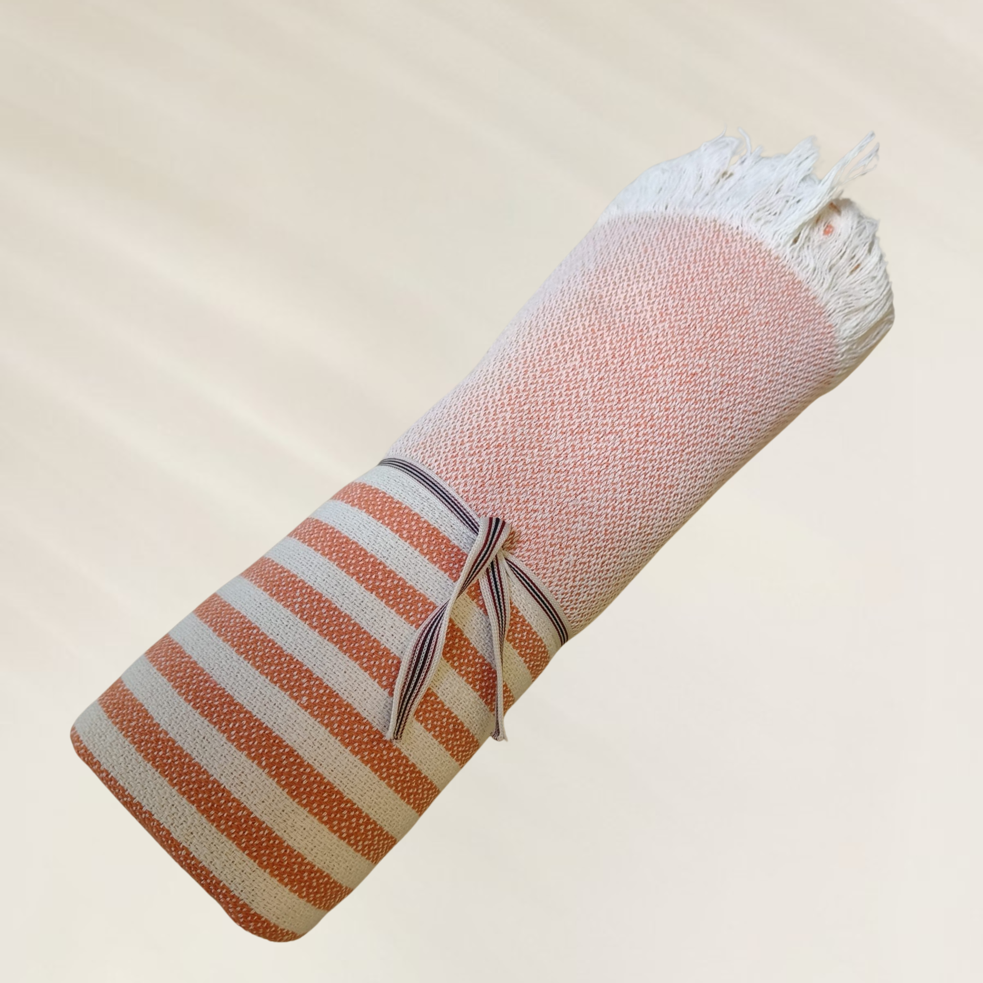 Toalha Coral Stripes da Kalua em tons de rosa e listras, ideal para praia e piscina