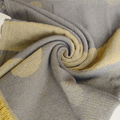 Toalha de Praia Golden Waves com design elegante em azul e amarelo, ideal para dias de sol