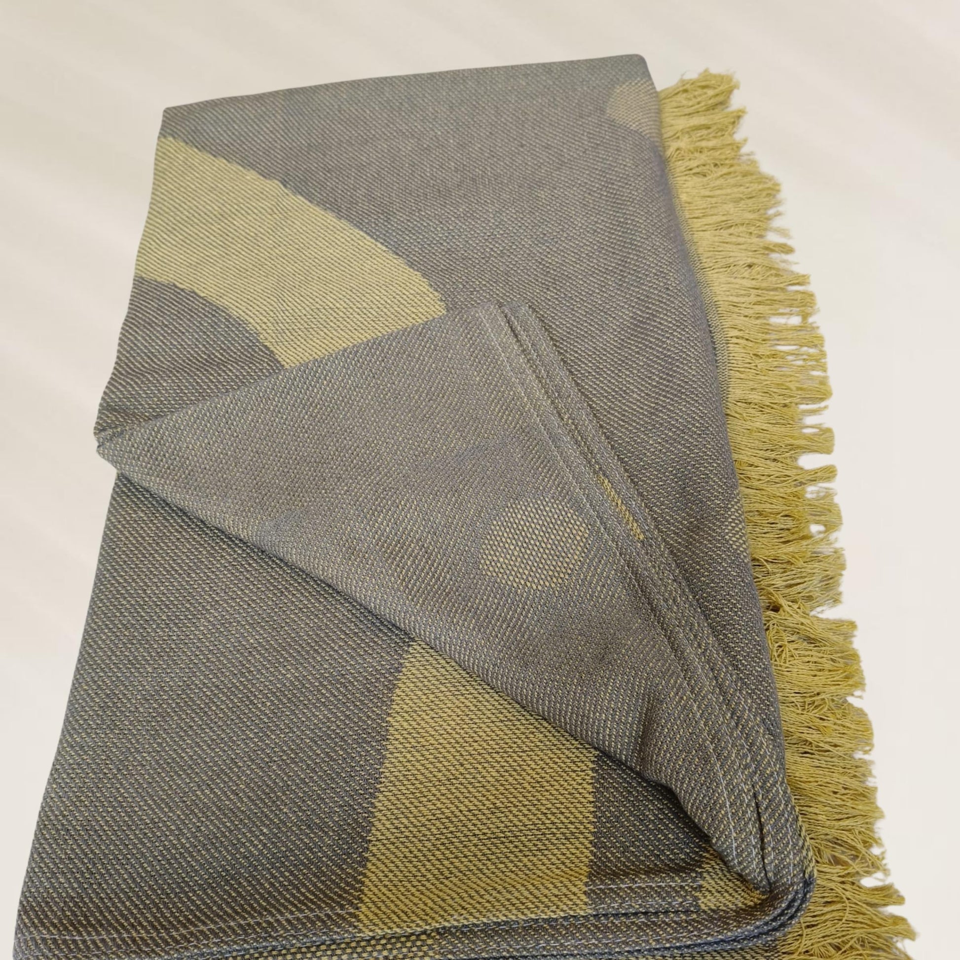 Toalha Golden Waves da Kalua com estampa moderna e franjas, ideal para a praia e piscina