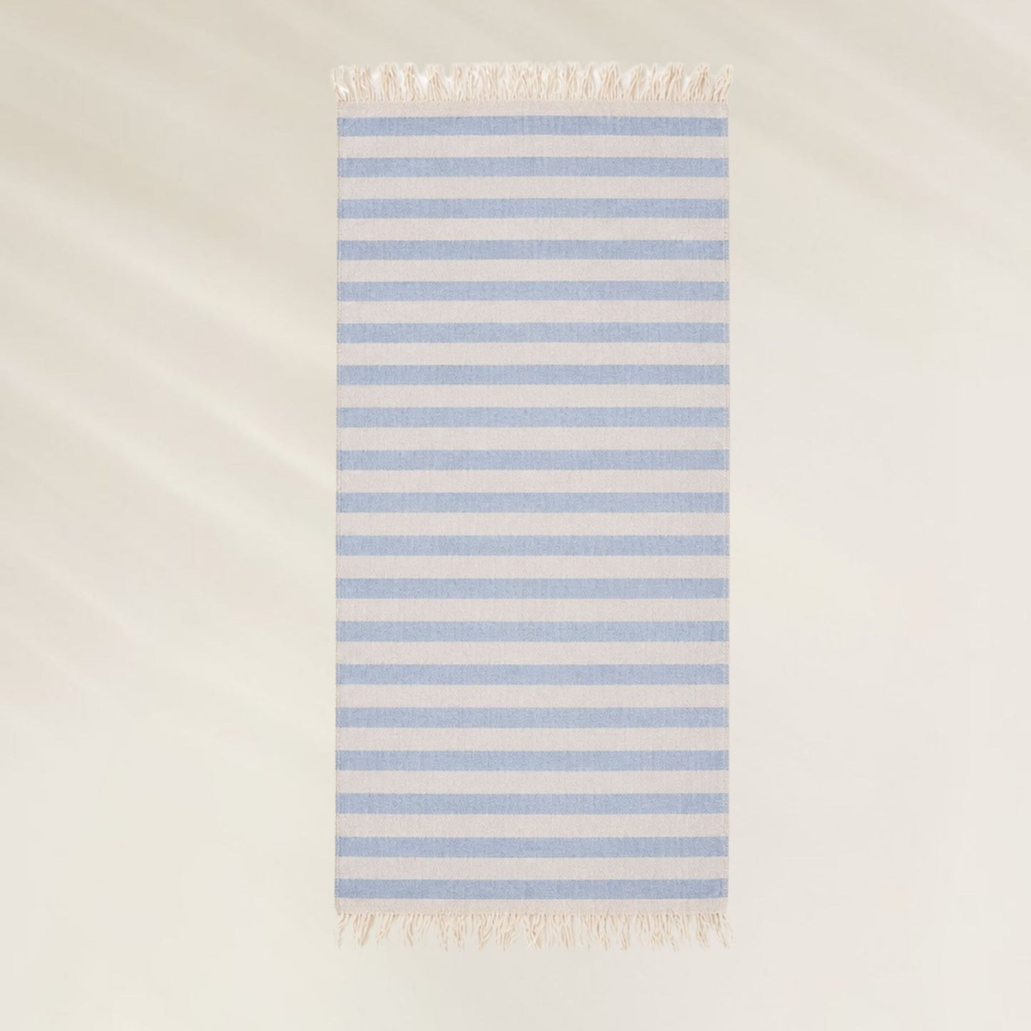 Toalha Ocean Breeze Kalua com listras azuis e franjas, ideal para a praia e piscina