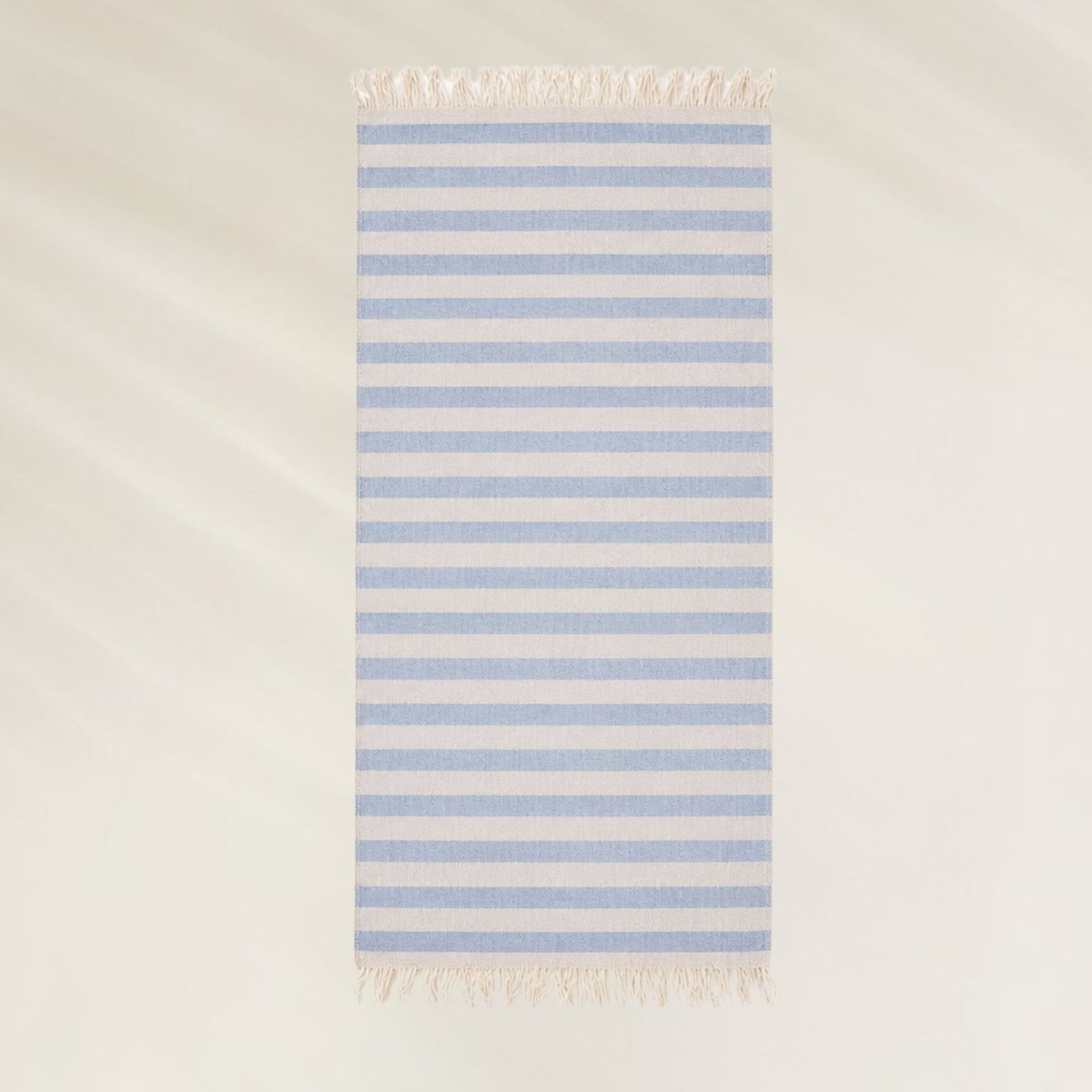 Toalha Ocean Breeze Kalua com listras azuis e franjas, ideal para a praia e piscina