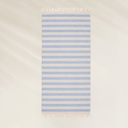 Toalha Ocean Breeze Kalua com listras azuis e franjas, ideal para a praia e piscina