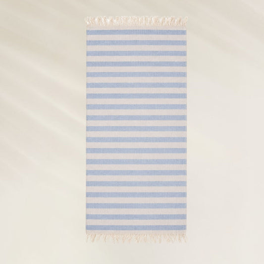 Toalha Ocean Breeze Kalua com listras azuis e franjas, ideal para a praia e piscina