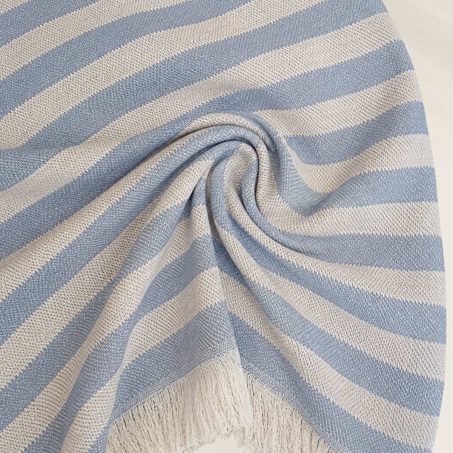 Toalha Ocean Breeze da Kalua com listras azuis e brancas, perfeita para dias de praia