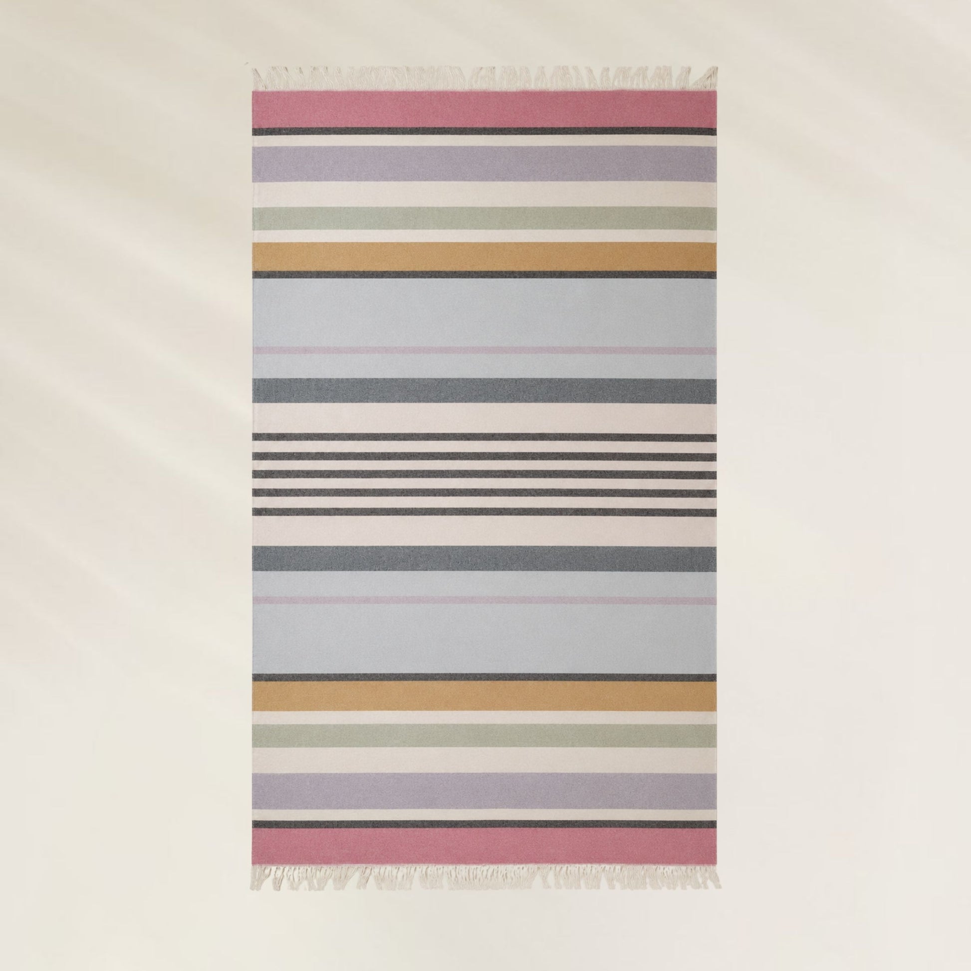 Toalha Pastel Multicolor da Kalua com listras elegantes e franjas para uso na praia
