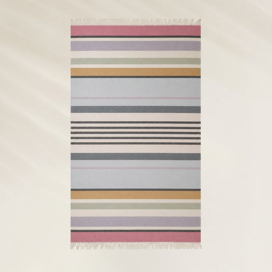 Toalha Pastel Multicolor da Kalua com listras elegantes e franjas para uso na praia