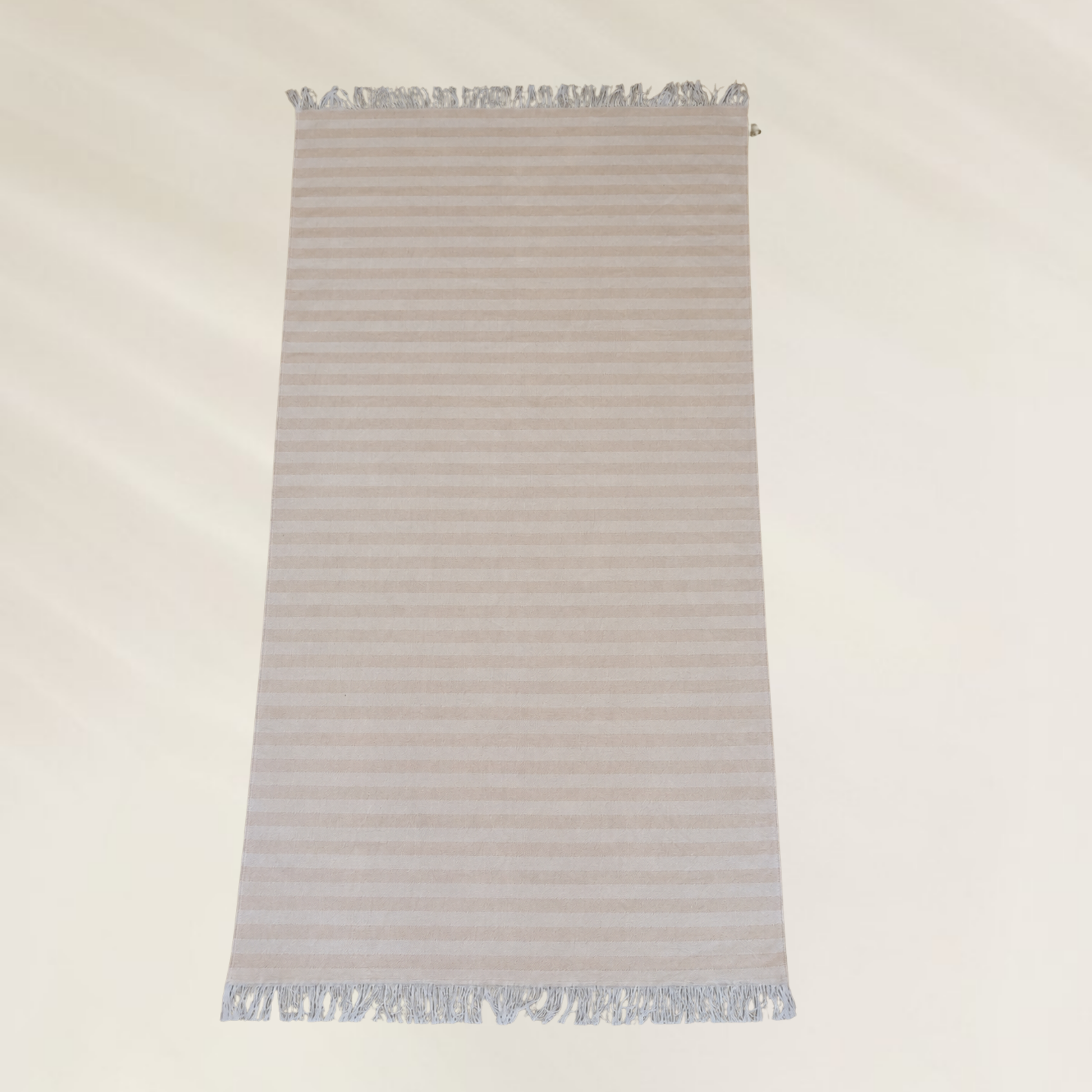 Toalha Soft Sand da Kalua com design listrado e franjas para dias de praia confortáveis