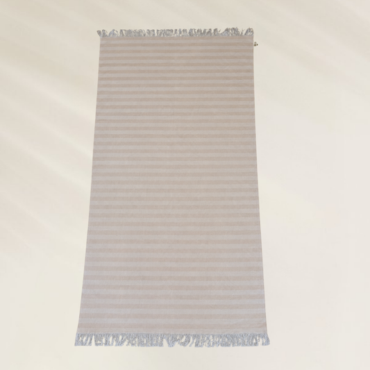 Toalha Soft Sand da Kalua com design listrado e franjas para dias de praia confortáveis