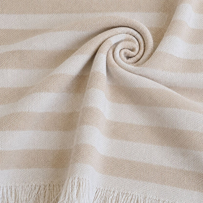 Toalha Soft Sand Kalua com listras em tom bege e suave, ideal para praia e piscina