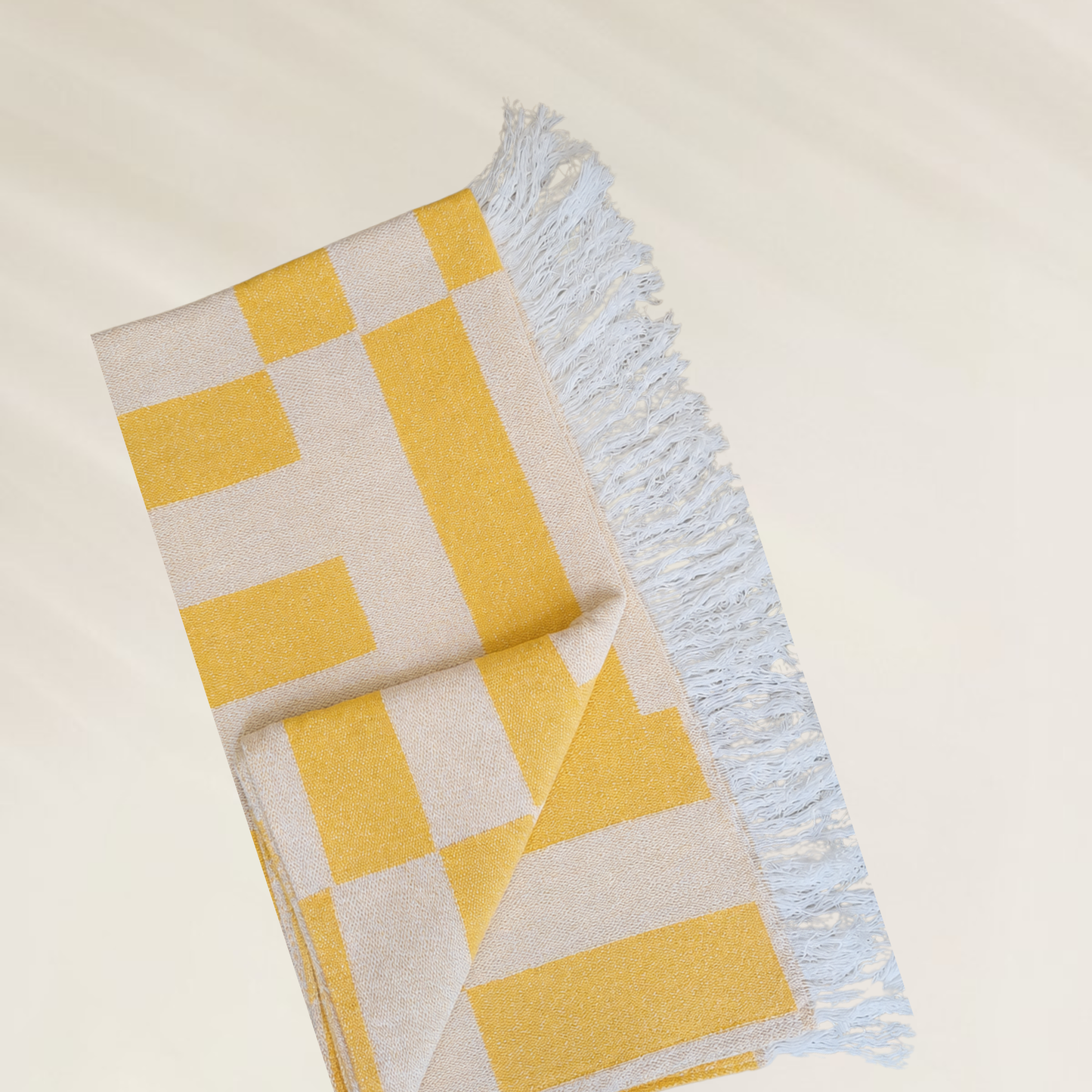Toalha Sun Maze da Kalua em amarelo com design geométrico e franjas, ideal para praia
