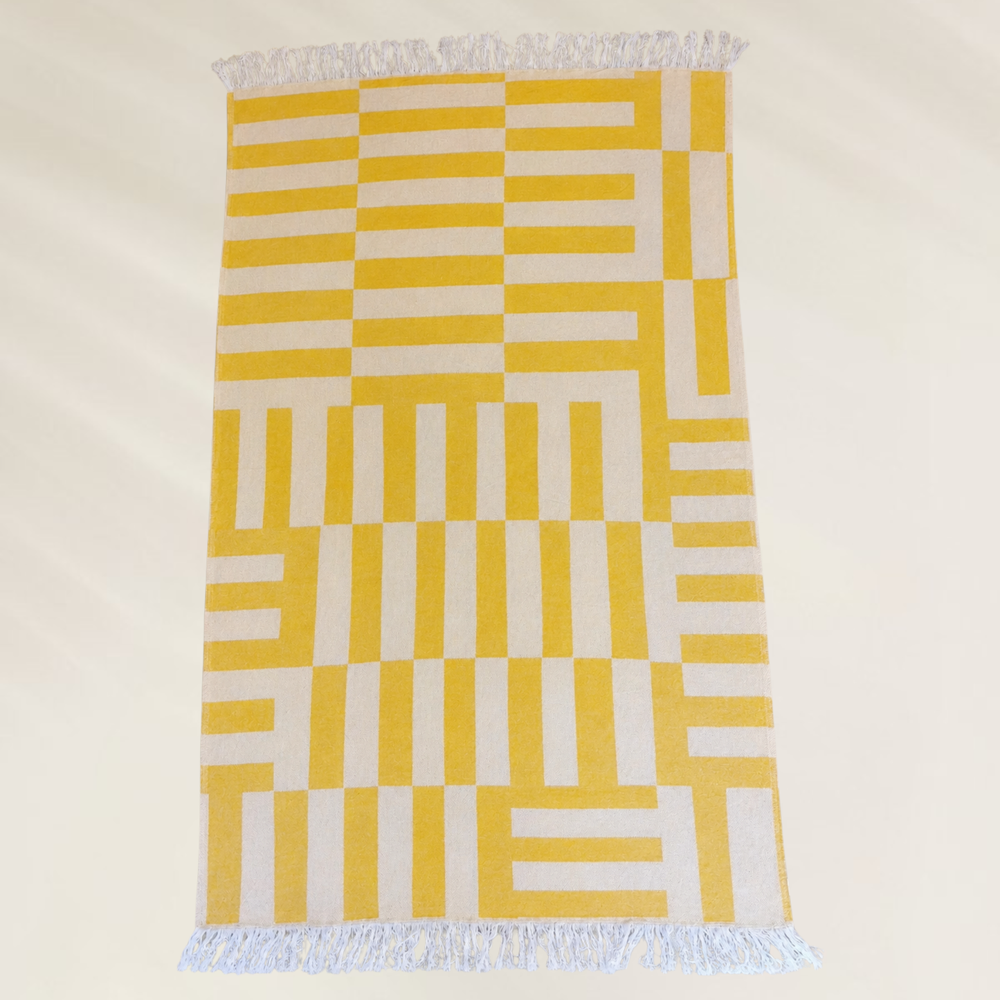 Toalha de Praia Toalha Sun Maze com design amarelo e franjas, ideal para relaxar na areia