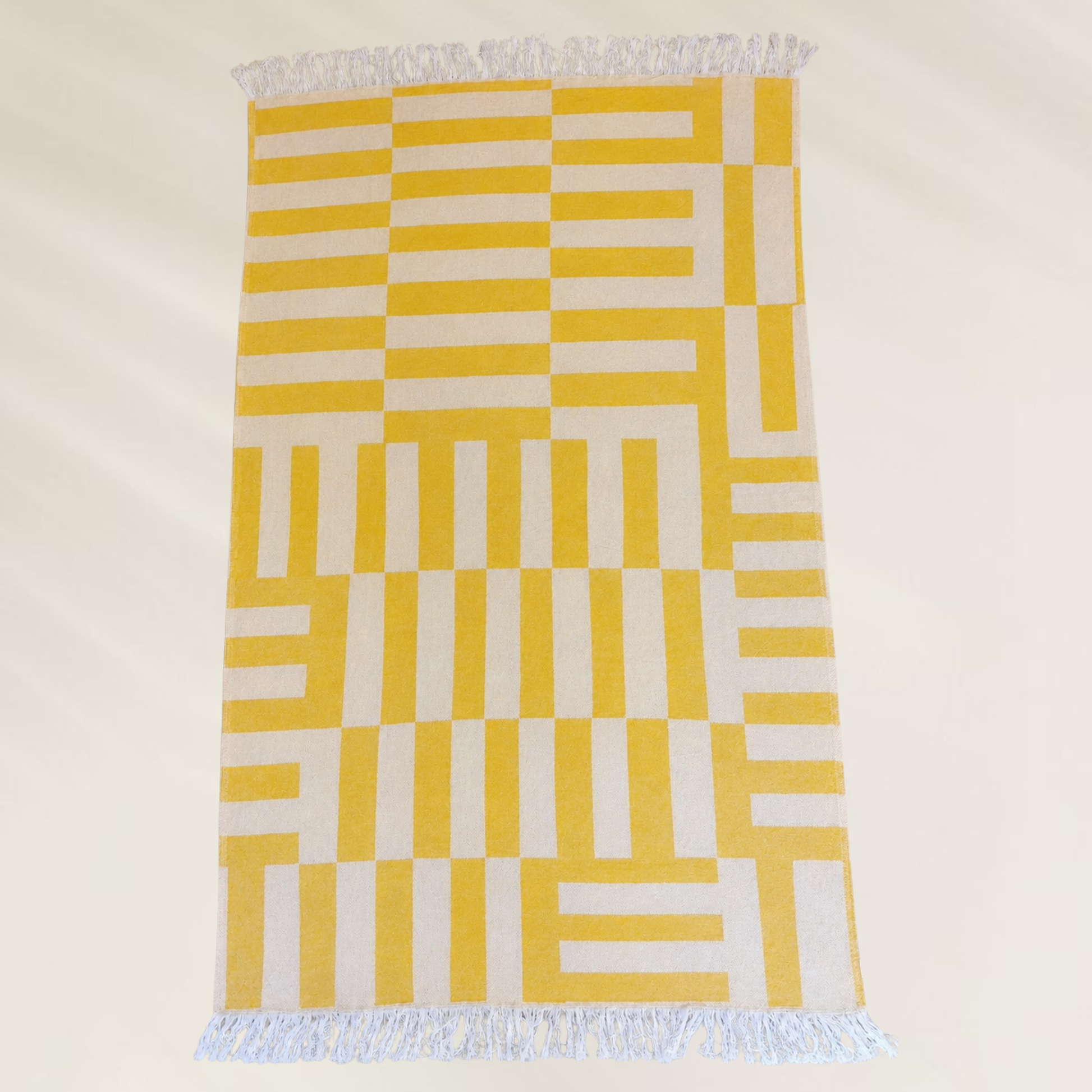 Toalha de Praia Toalha Sun Maze com design amarelo e franjas, ideal para relaxar na areia