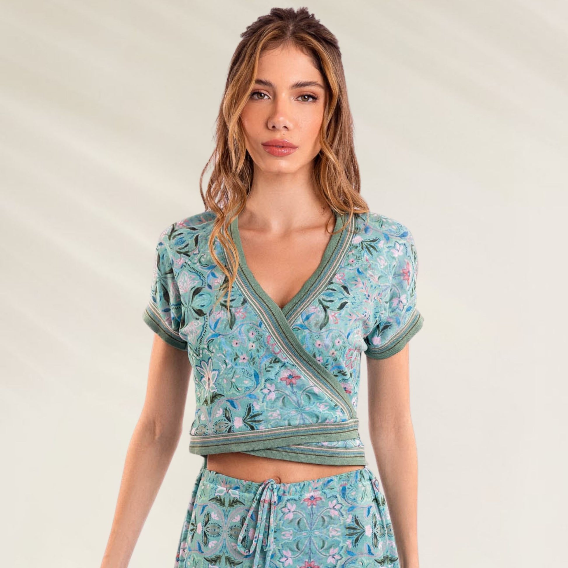 Top Ballerina Nimpheas em verde com bordado floral e design elegante para looks femininos