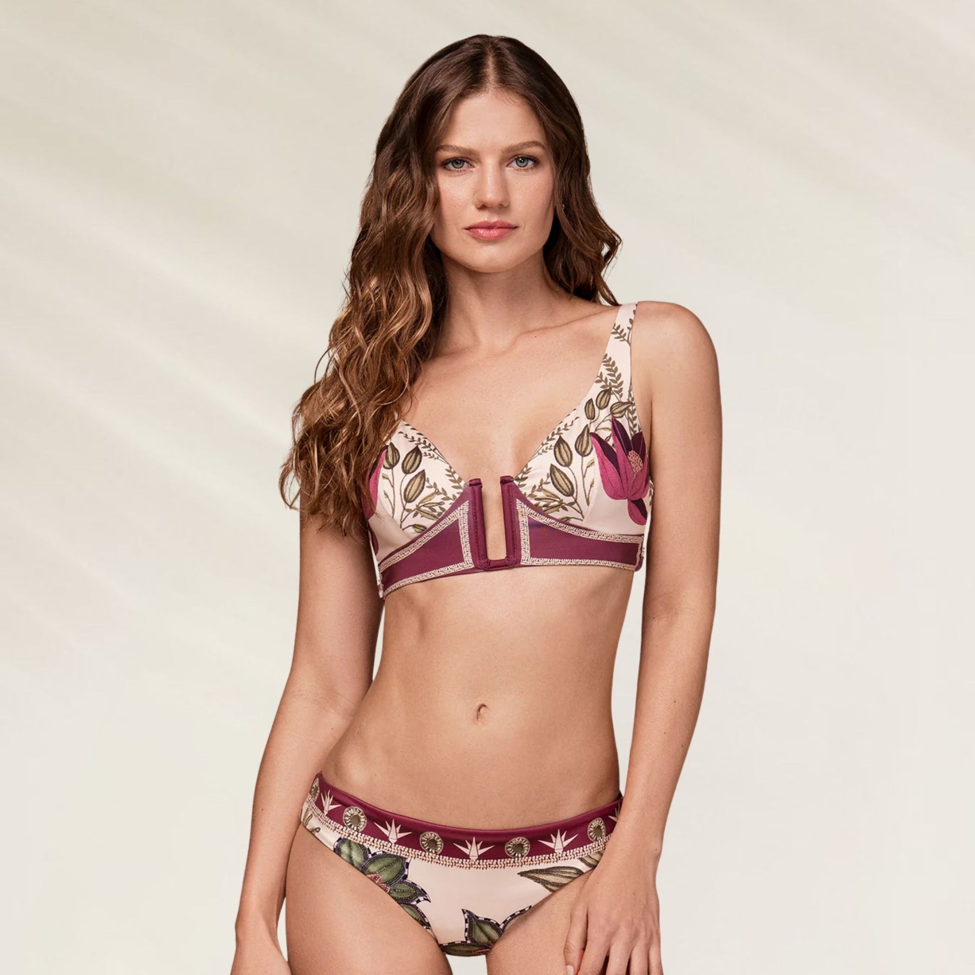 Modelo usando Top Biquíni Floral Detalhe Dourado com estampa vibrante e alças ajustáveis