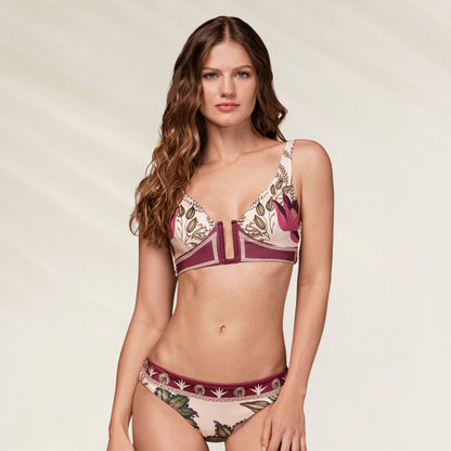 Modelo usando Top Biquíni Floral Detalhe Dourado com estampa vibrante e alças ajustáveis