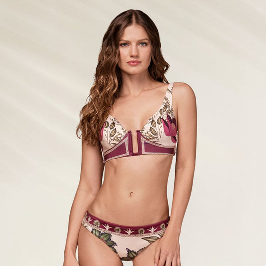 Modelo usando Top Biquíni Floral Detalhe Dourado com estampa vibrante e alças ajustáveis