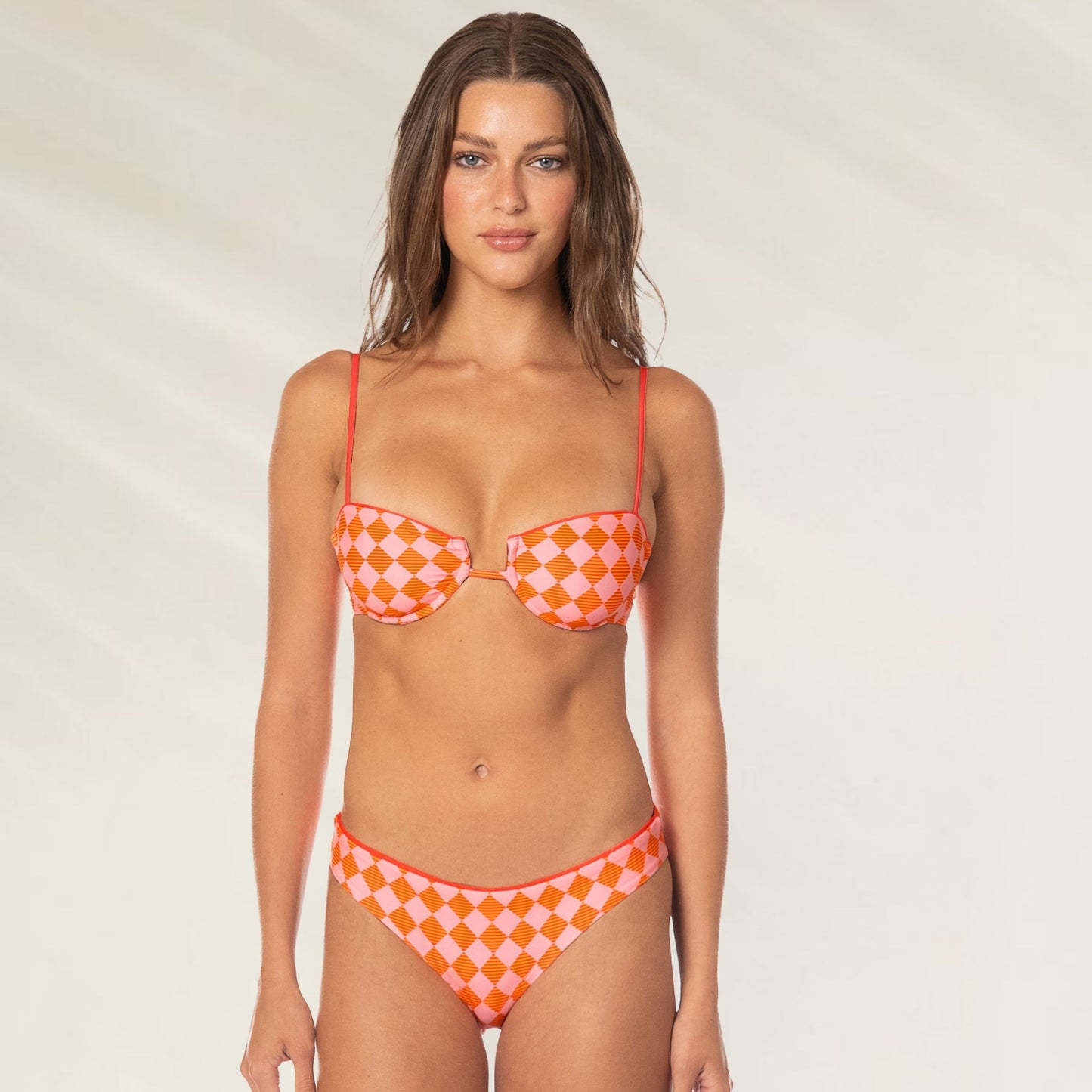 Top com armação Sunset Grid Amatista da Maaji em laranja com estampa quadriculada