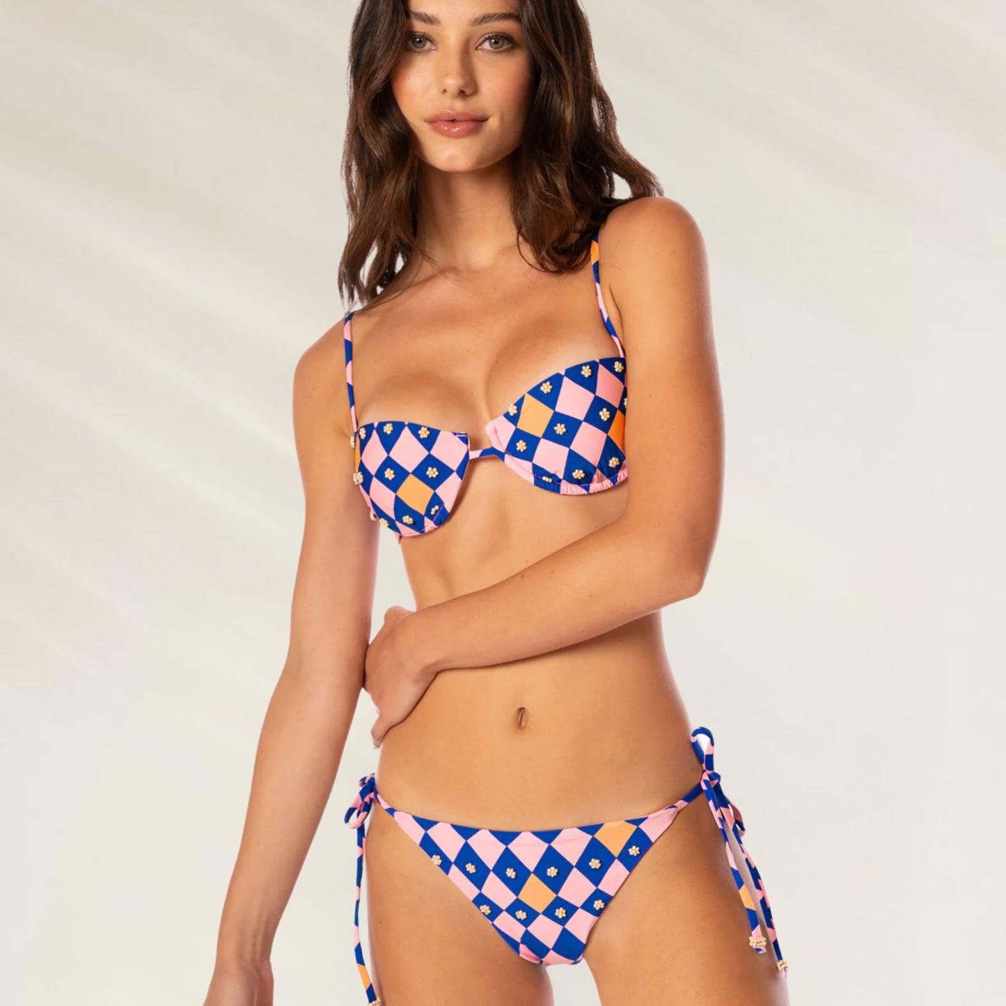 Modelo usando Top de Biquíni Diamond Amatista com estampa colorida e alças ajustáveis