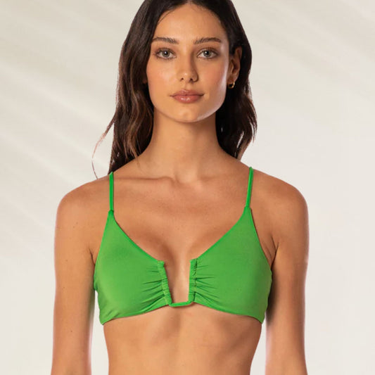 Top de Biquíni Emerald Brocade Bia da Maaji em verde vibrante com detalhe franzido na frente